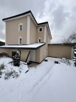 3-Familienhaus mit Garage - Haus kaufen in Steinach , Thür - Gut erhaltenes Dreifamilienhaus mit großzügigem Nebengebäude und integrierter Doppelgarage in schöner Wohnlage.