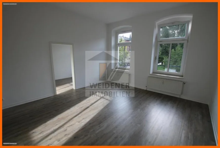 Wohnzimmer - Wohnung mieten in Gera - Neuwertiger Boden und Balkon! Tolle 2-Raum Wohnung mit großem Wohnzimmer nahe dem Zentrum