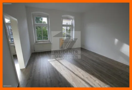 Wohnzimmer - Wohnung mieten in Gera - Neuwertiger Boden und Balkon! Tolle 2-Raum Wohnung mit großem Wohnzimmer nahe dem Zentrum