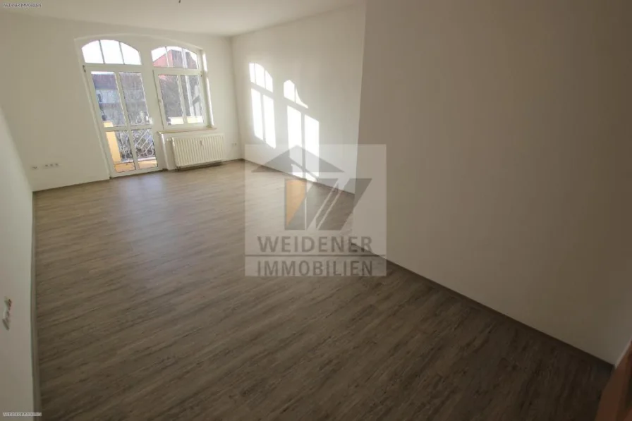 Wohnzimmer - Wohnung mieten in Gera - Bad en Suite, Balkon und Aufzug! Schicke 2-Zimmer Wohnung mit Gäste-WC!