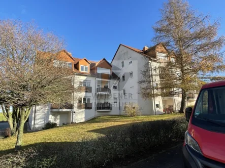 Ansicht  - Wohnung kaufen in Kleinbocka - Attraktive Investitionsmöglichkeit: Vermietete 2-Zimmer-Wohnung mit Balkon und Carport
