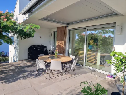 Terrasse - Haus kaufen in Nidderau - Atemberaubend und modern. Feldblick in ruhiger Lage. Wärmepumpe.