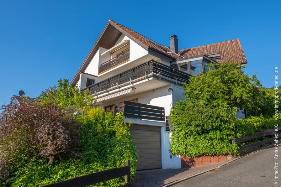 Hausansicht mit Garage - Haus kaufen in Seeheim-Jugenheim - Seeheimer Idylle: Einfamilienhaus mit Wintergarten, Einliegerwohnung und traumhaftem Rheinblick