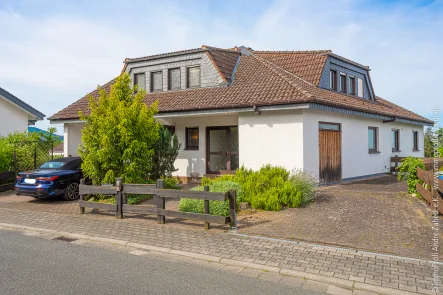 Hausansicht - Haus kaufen in Seeheim-Jugenheim - Freistehendes Einfamilienhaus mit ELW in Seeheim