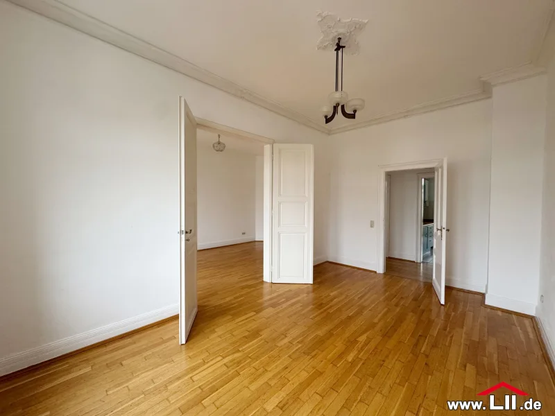 Wohn-/Esszimmer - Wohnung kaufen in Frankfurt - gut geschnittene 4 Zimmer Altbauwohnung mit Balkon 