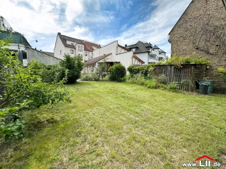 Blick Grundstück - Haus kaufen in Obertshausen - 2-Familienhaus zzgl. Nebengebäude, ideal bspw. als Büro