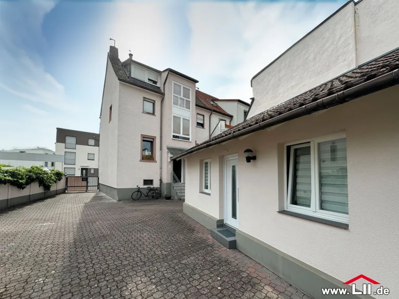 Rückansicht - Haus kaufen in Obertshausen - 2-Familienhaus zzgl. Nebengebäude, ideal bspw. als Büro