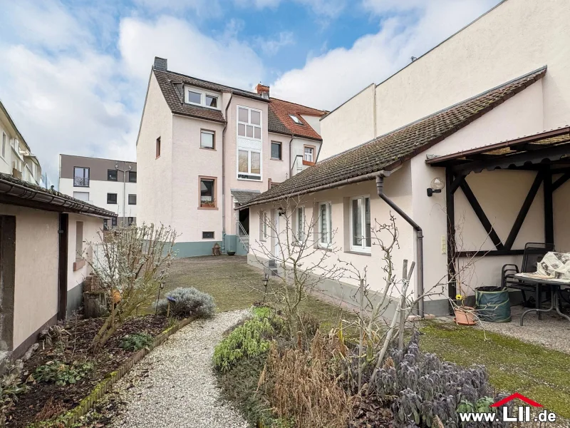 Ansicht Gartenseite - Haus kaufen in Obertshausen - 2-Familienhaus bspw. für Mehrgenerationenwohnen mit Nebengebäude in zentraler Lage