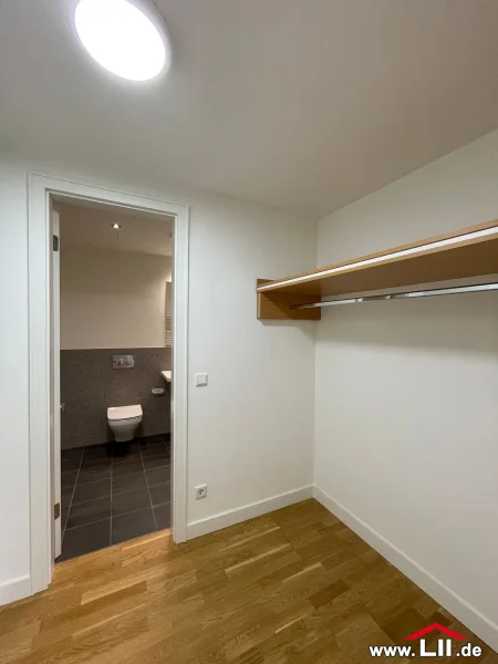 Ankleidezimmer 2 mit Einbau-Garderobe