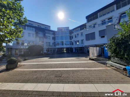 Blick von Fußgängerzone - Büro/Praxis mieten in Friedrichsdorf - Attraktive Büro- oder Praxisfläche in Bestlage von Friedrichsdorf 