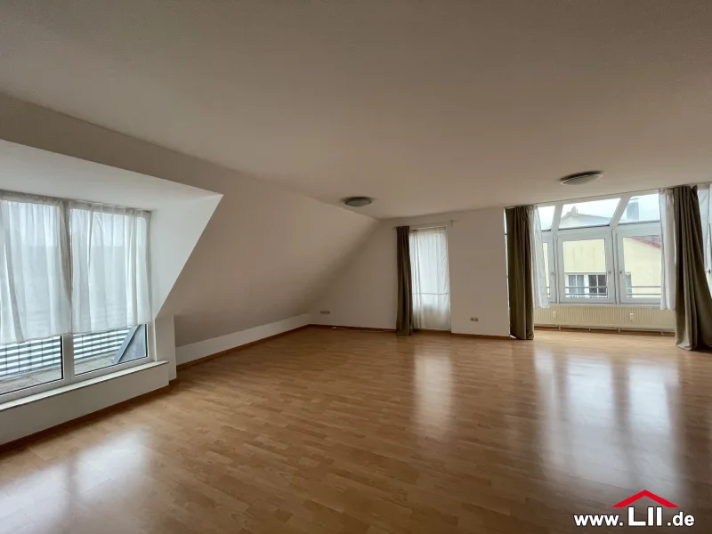 Wohnzimmer - Wohnung mieten in Frankfurt am Main - Helle 4 Zimmer Maisonette Wohnung in F-Niederursel