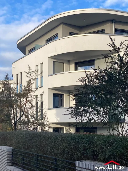 Hausansicht Gartenseite - Wohnung mieten in Frankfurt - Moderne 2 Zimmer Wohnung mit Terrasse und Garten