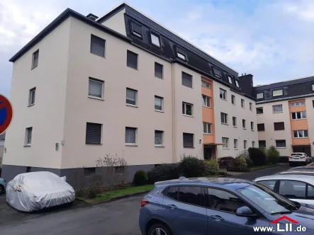 Hausansicht vom Parkplatz - Wohnung kaufen in Bad Homburg - Bad Homburg - gut geschnittene 3ZW mit Balkon