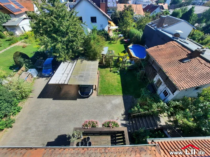 Hof und Gartenfläche mit Gemeinschaftshütte