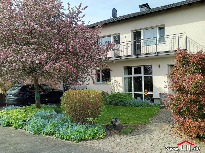 Haus Straßenseite - Haus kaufen in Frankfurt, Nieder-Erlenbach - Unkonventionelles Einfamilienhaus in Feldrandlage von Nieder-Erlenbach