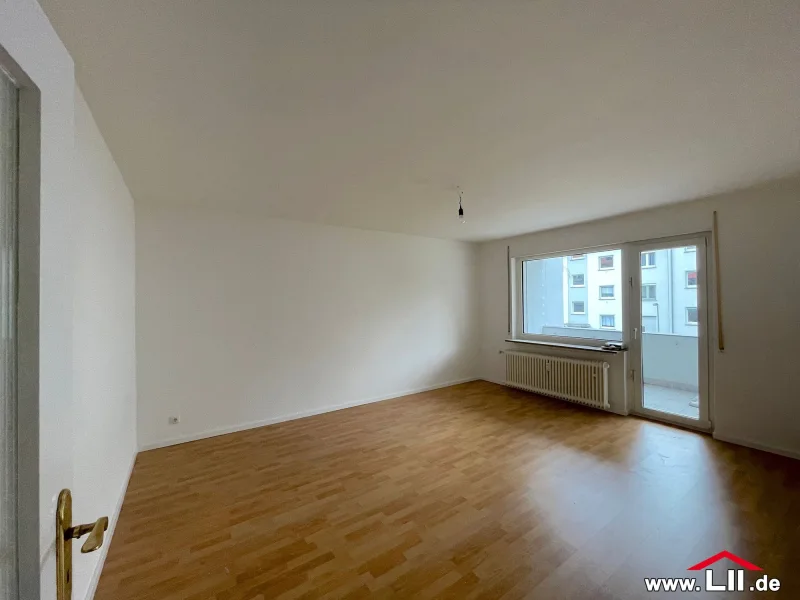 Wohnzimmer - Wohnung mieten in Frankfurt - 2 Zimmer-Wohnung mit Balkon - zu Fuß zum Huthpark & Lohrberg in Frankfurt - Seckbach