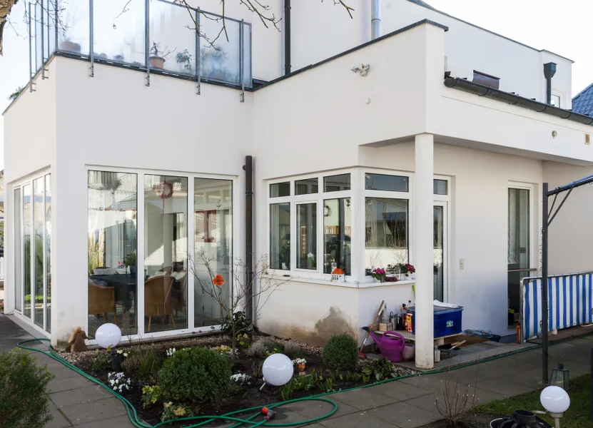 Terrasse Ansicht5 - Haus kaufen in Darmstadt - Modernes, helles 2-Familienhaus in der Eberstädter Villenkolonie