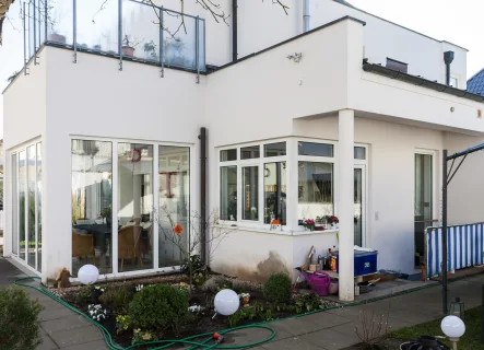 Terrasse Ansicht5 - Haus kaufen in Darmstadt - Modernes, helles 2-Familienhaus in der Eberstädter Villenkolonie