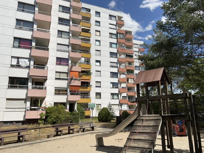 Hausansicht Hinten  - Wohnung kaufen in Griesheim - 2-Zi.-ETW mit einem großen Balkon in Griesheim für Kapitalanleger