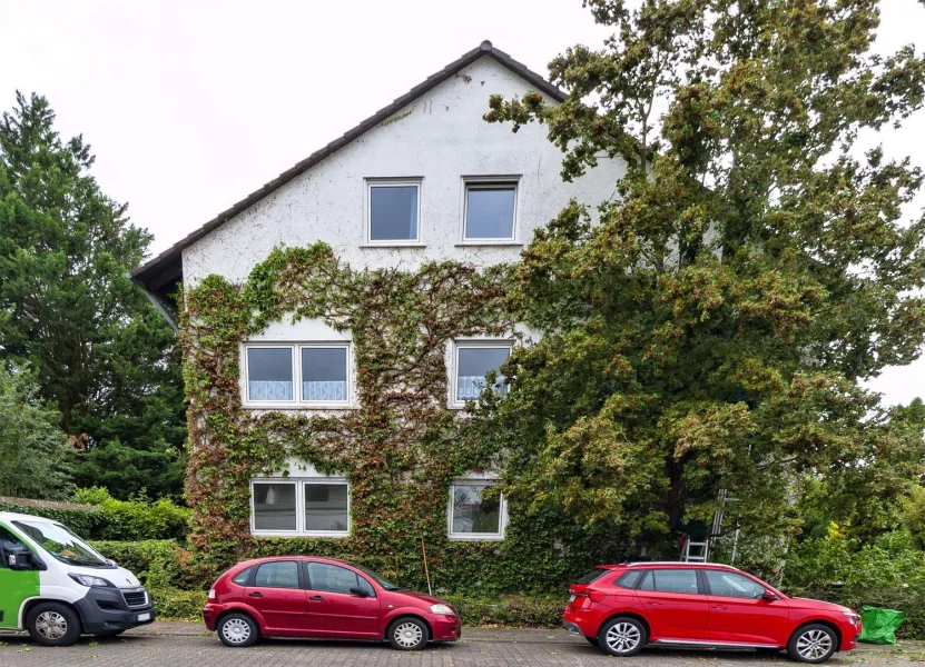 Hausansicht Straßenseite Ost - Haus kaufen in Darmstadt - Großes Wohnhaus in schöner, ruhiger Lage von Arheilgen