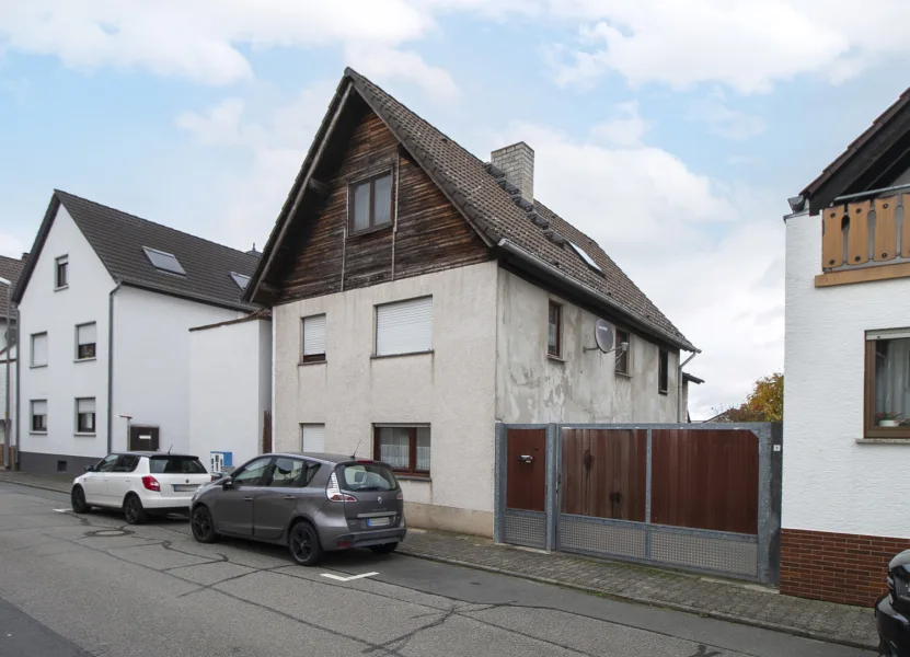 Hausansicht Straßenseite1 - Haus kaufen in Riedstadt - Ausbaupotential im 2-Familienhaus auf großem Grundstück in Riedstadt-Crumstadt