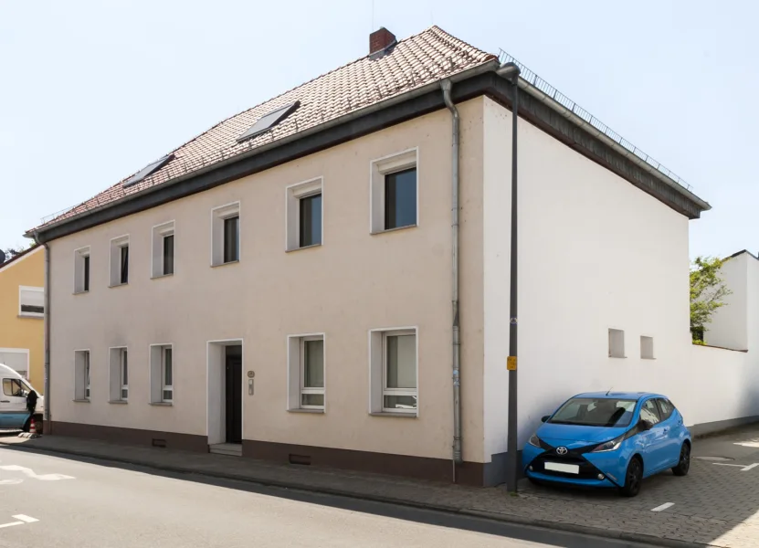 Ansicht Straßenseite1 - Haus kaufen in Griesheim - 457 m² Wohnfläche in einem 3-Familienhaus mit Nebengebäude, Doppelgarage und Garten in Griesheim