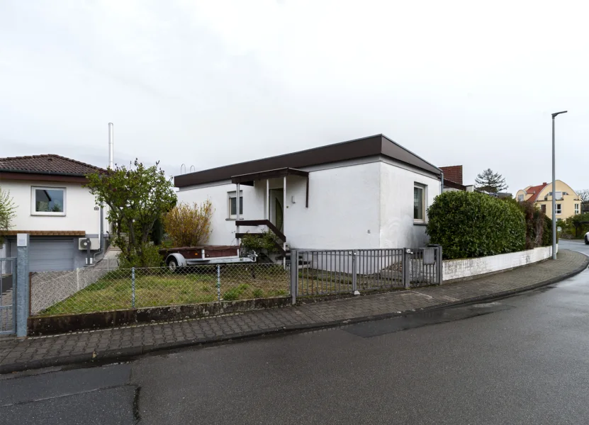 Hausansicht Straßenseite - Haus kaufen in Seeheim-Jugenheim - Kleiner Bungalow in schöner, ruhiger Lage von Seeheim-Jugenheim