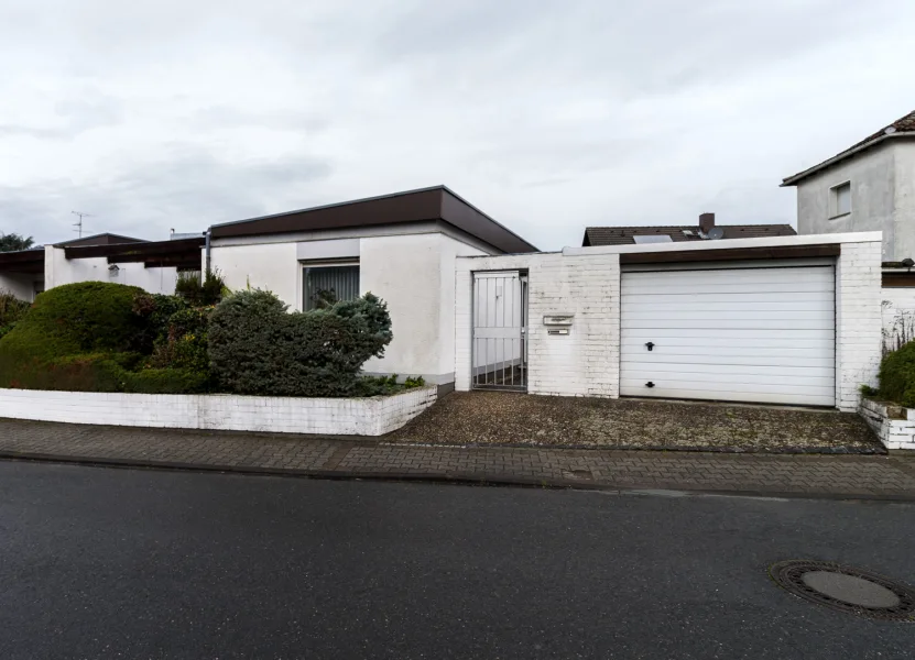 Hausansicht Straßenseite1 - Haus kaufen in Seeheim-Jugenheim - Bungalow mit Garage in schöner, ruhiger Lage von Seeheim-Jugenheim