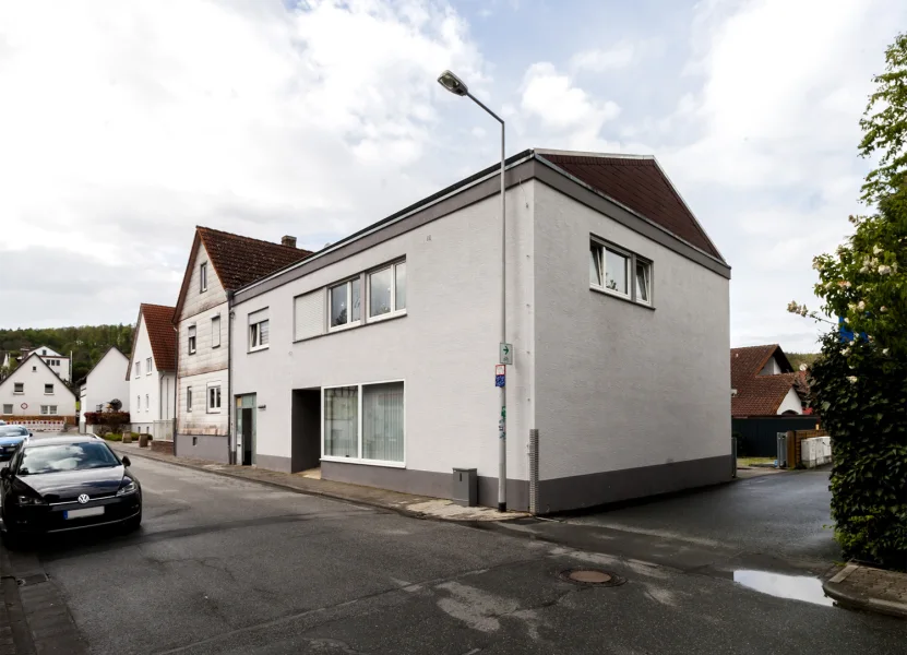 HausNr4A Straßenseite1 - Haus kaufen in Ober-Ramstadt / Nieder-Modau - 3 Häuser auf einem großen Grundstück mit Ladengeschäft und 5 Kfz-Stellplätzen in Ober-Ramstadt - OT