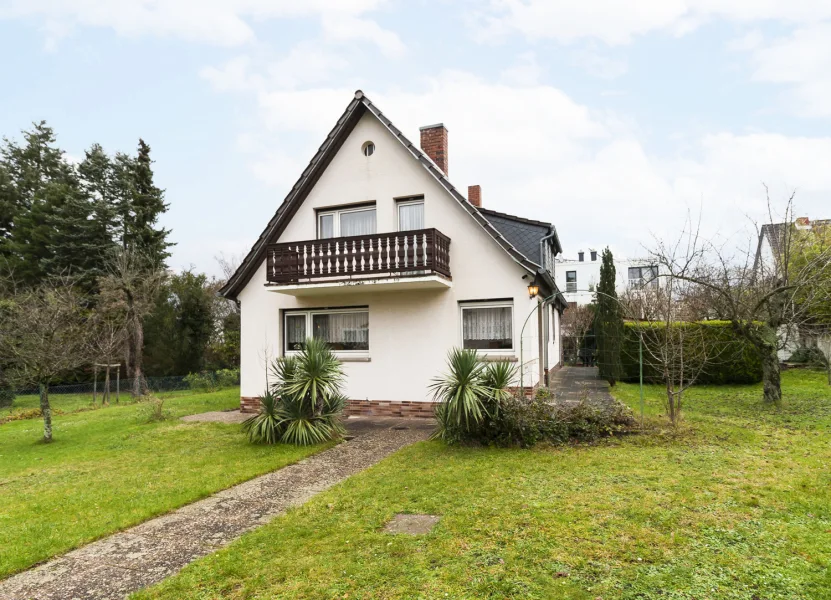 Ansicht Straßenseite1 - Haus kaufen in Darmstadt - Einfamilienhaus mit großem Garten und Garage in schöner, ruhiger Lage im Komponistenviertel