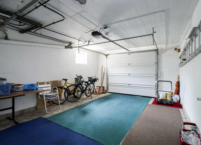 Garage im Haus UG