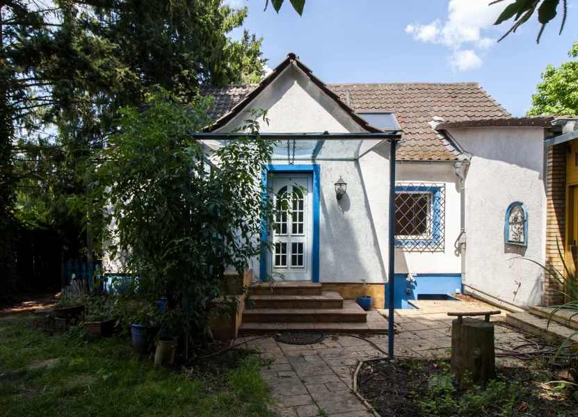 Hausansicht1 - Haus kaufen in Darmstadt - EFH mit einem gr. Garten, Garage, Carport u. Nebengebäude am Rande des Oberfeldes in Darmstadt