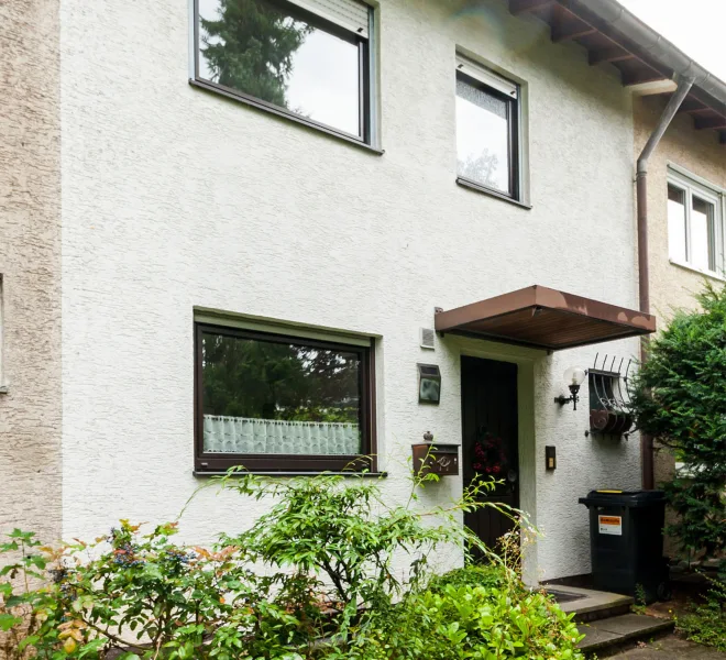 Hausansicht mit Eingang - Haus kaufen in Darmstadt / Eberstadt - Gepflegtes Reihenmittelhaus mit separater Garage in ruhiger Lage von Darmstadt-Eberstadt