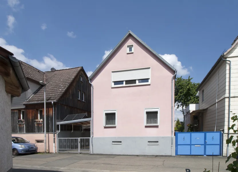 Ansicht Straßenseite1 - Haus kaufen in Roßdorf - Kleines Einfamilienhaus mit Hof, Nebengebäude und Garten in schöner zentraler Lage von Roßdorf