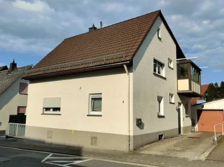 Außenansicht - Haus kaufen in Taunusstein / Hahn - Einziehen und wohlfühlen!Gepflegtes, freistehendes Einfamilienhaus in Taunusstein Hahn