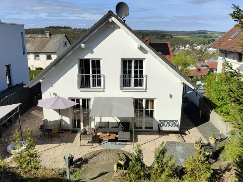 Haus Gartenansicht - Haus kaufen in Taunusstein - Freistehend, idyllisch & vielseitig! Großzügiges EFH in ruhiger und beliebter Lage Taunussteins