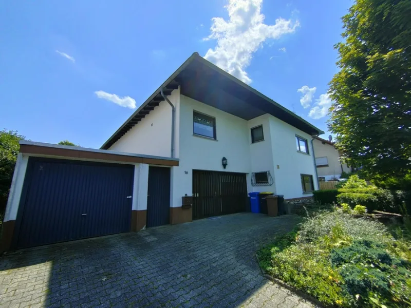 Hausfront - Haus kaufen in Bad Schwalbach - Nähe Bad-SchwalbachGroßes, freist. EFH, herrl. Wohnbereich, Garage , Atrium, schöner Sonnengarten