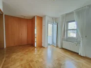 gr. Schlafzimmer mit Einbauschrank und Balkon zugang 1.OG