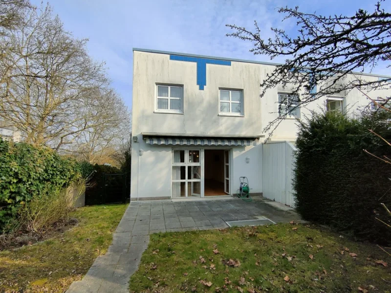 Titelbild - Haus kaufen in Wiesbaden-Klarenthal - Attraktives Reihenendhaus mit Garage und Garten in Wiesbaden - Bereits freigestellt