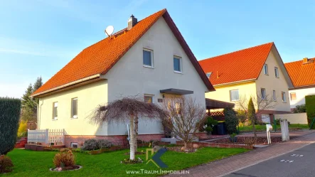 www.Traum.Immobilien - Haus kaufen in Ellrich - Wohntraum in Werna: Behagliches Einfamilienhaus mit durchdachtem Design und idyllischem Außenbereich
