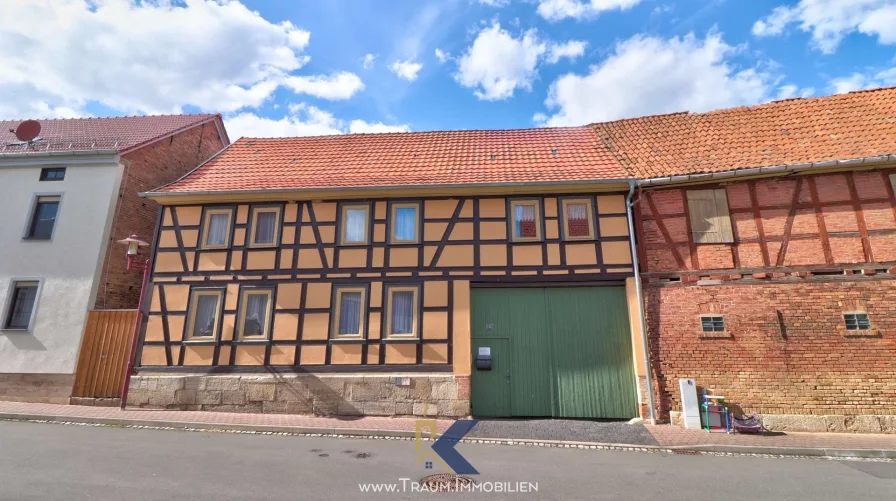 www.Traum.Immobilien - Haus kaufen in Flarchheim - Charmanter Vierseitenhof in Flarchheim – Ein Zuhause mit Potenzial