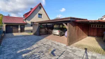 Außenansicht mit Carport