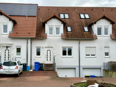 Außenansicht  - Haus kaufen in Fritzlar - Wohntraum am Roten Rain: Reihenmittelhaus mit Wohlfühlkomfort in Fritzlar! Keine Käuferprovision!