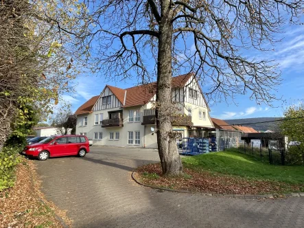 Blick vom Nachbargrundstück - Haus kaufen in Reinhardshagen - Wohn- und Geschäftsimmobilie mit Ausbaumöglichkeit in Veckerhagen!