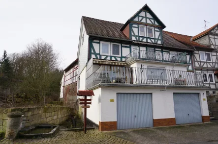 Ansicht - Haus kaufen in Spangenberg - Zweifamilienhaus mit Nebengebäuden und großer Scheune. Keine Käuferprovision!