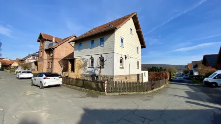 seitliche Ansicht - Haus kaufen in Naumburg - Idyllisches Einfamilienhaus wartet auf Sie! KEINE KÄUFERPROVISION!