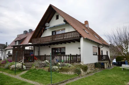 Rückseite - Haus kaufen in Knüllwald - Investieren Sie in Ihre Zukunft: Voll vermietetes Zweifamilienhaus in ruhiger Lage!