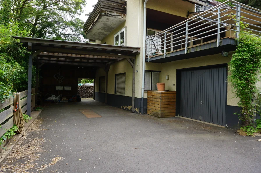 Carport und Garage