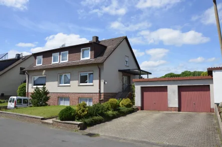 Front - Haus kaufen in Wabern - Großzügiges Zweifamilienhaus mit Garten und unverbautem Blick zu verkaufen! KEINE KÄUFERPROVISION!