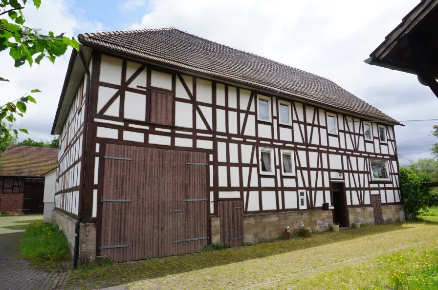 Ansicht - Haus kaufen in Melsungen / Röhrenfurth - Ehemaliges Hofanwesen mit viel Platz. Keine Käuferprovision!